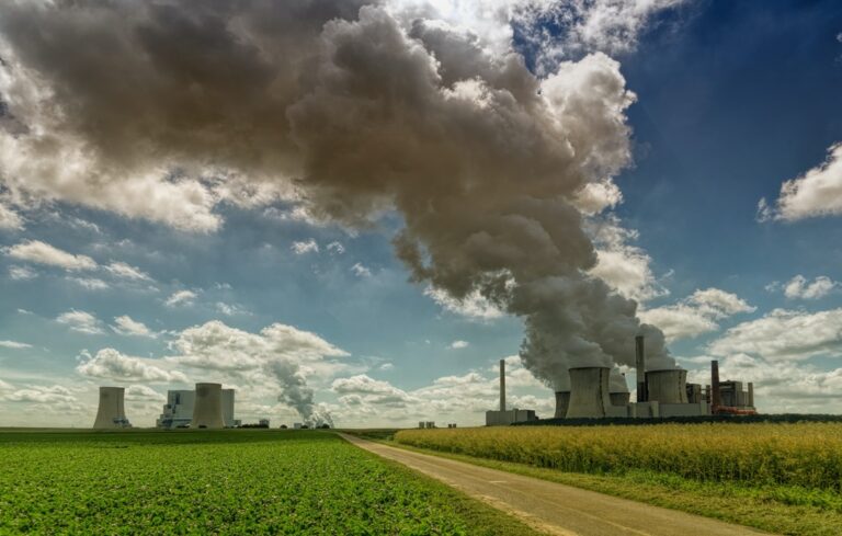 contaminación atmosférica sobre campos agrícolas de cultivos verdes