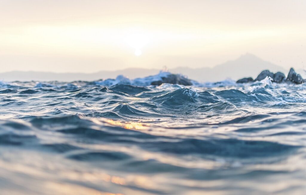 olas del mar al amanecer