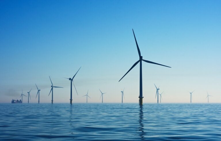 turbinas eólicas en alta mar contra el cielo azul