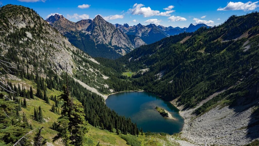 Vista aérea de las montañas y el lago del Parque Nacional de las Cascadas del Norte