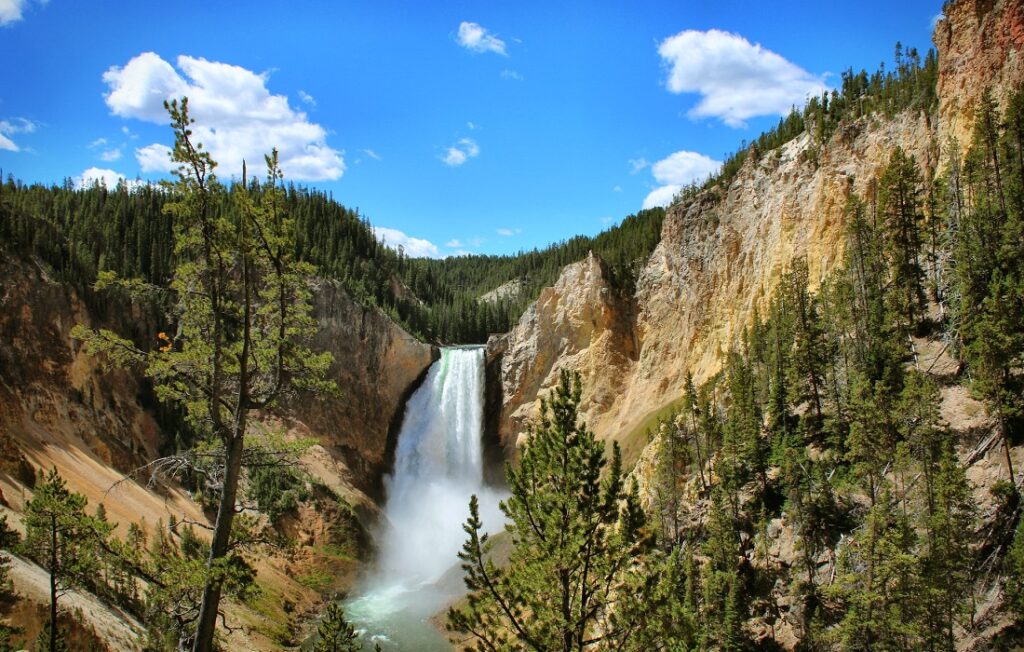 Foto de una cascada en el Parque Nacional de Yellowstone