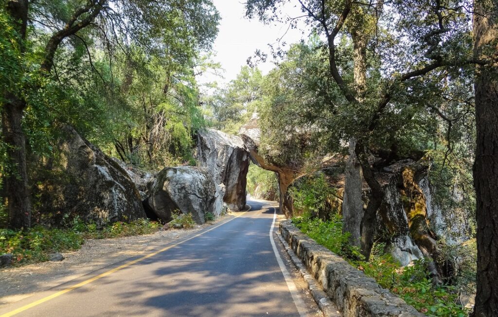 Entrada del arco de roca del Parque Nacional de Yosemite