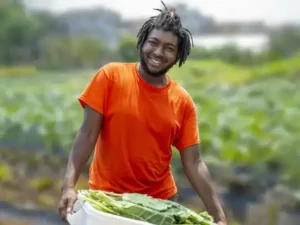 EarthShare-Página de inicio-Persona con verduras en el jardín-3r-3-móvil