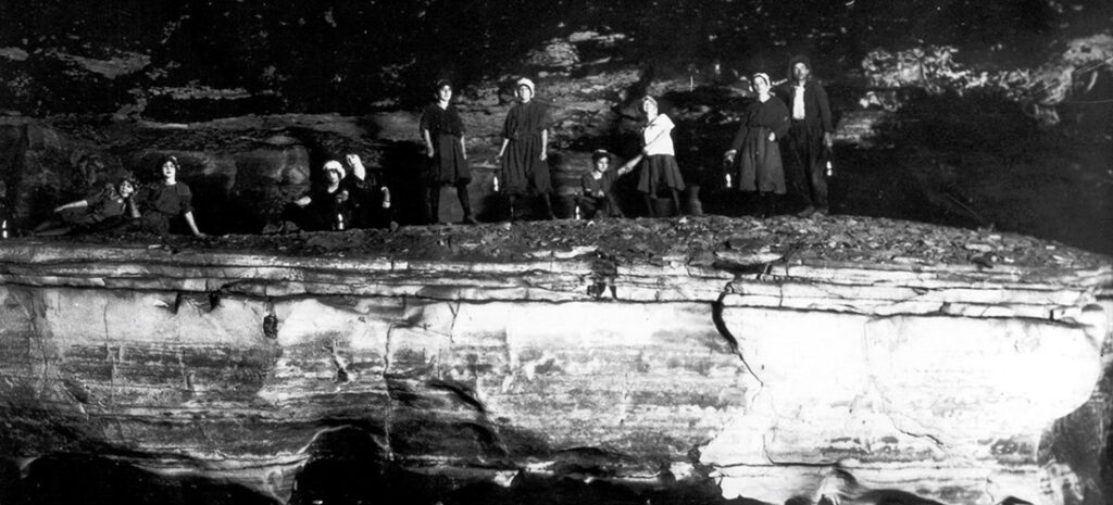 black and white photo of tourists in Mammoth Cave, 1912