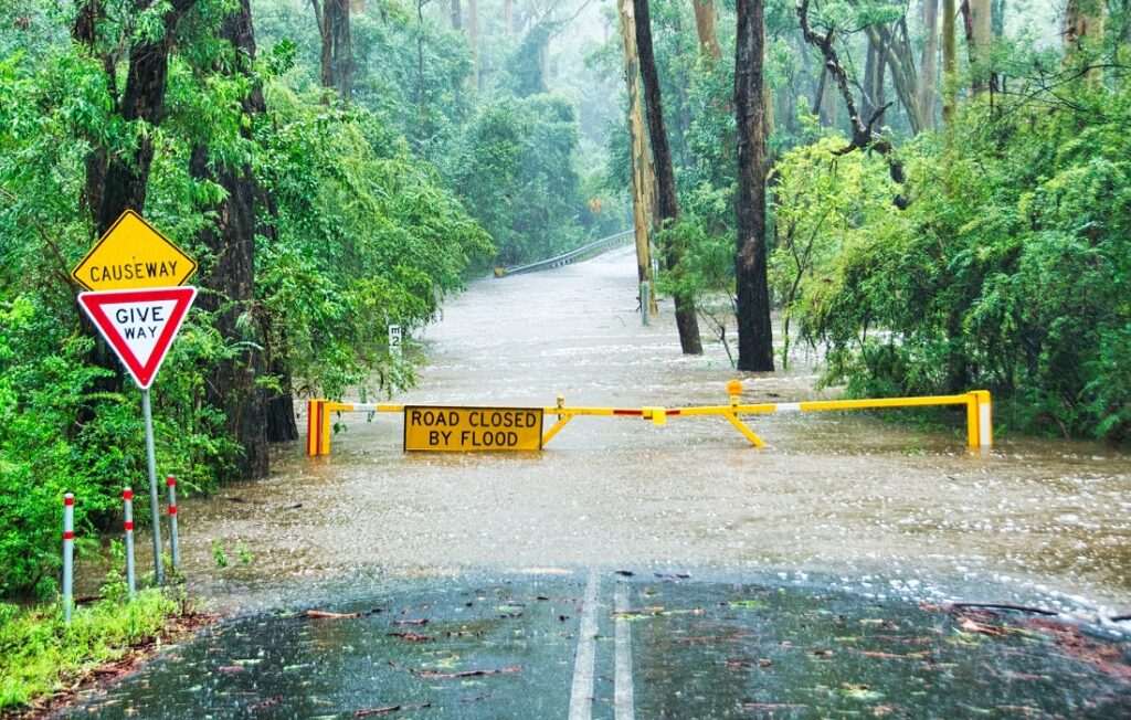 carretera inundada con señal de cerrado