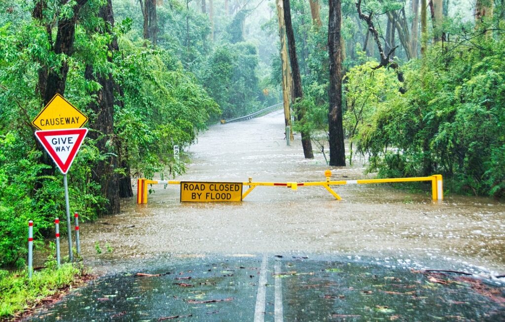 淹没的道路和封闭的标志