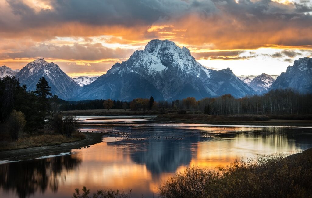 montaña en la puesta de sol