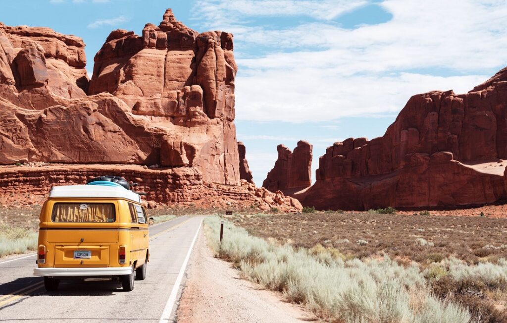 黄色面包车行驶在沙漠中的街道上