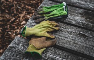 guantes de jardinería en un banco de madera