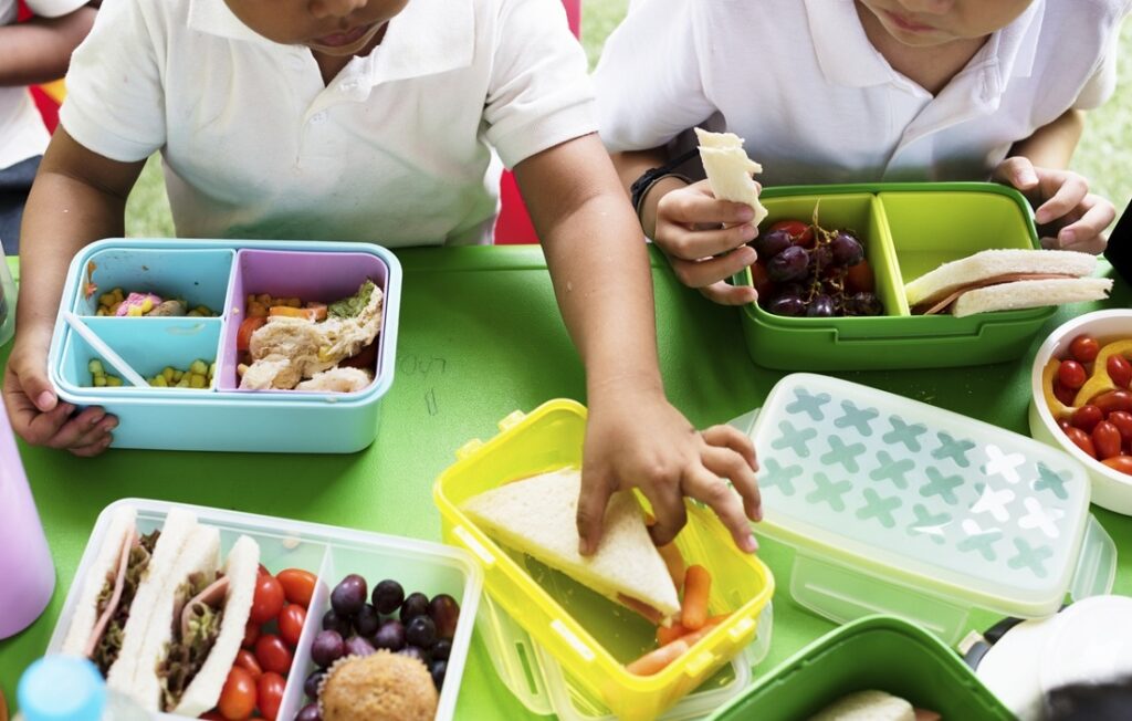 niños comiendo un almuerzo saludable en la mesa