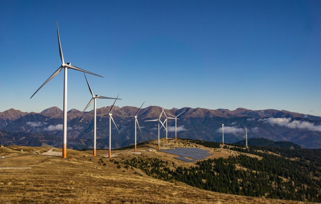 turbinas eólicas en las colinas