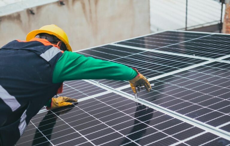 un hombre instala paneles solares